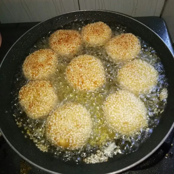 Balik sekali ketika bagian bawah sudah mulai matang. Goreng sampai berwarna golden brown. Angkat, tiriskan dan sajikan selagi hangat