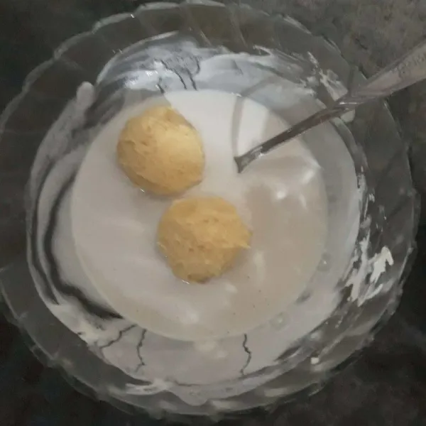 Celupkan adonan tape ke dalam adonan basah, sampai semua  permukaan tertutup adonan basah