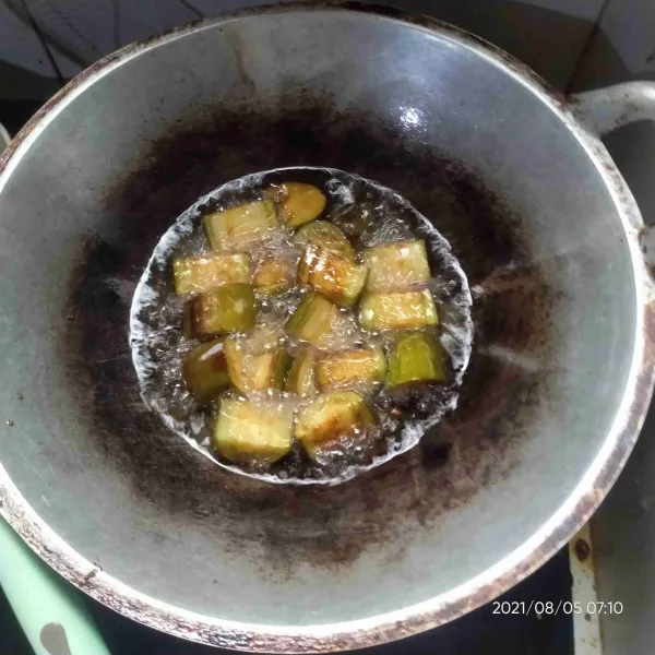 Goreng terong hingga kuning kecoklatan