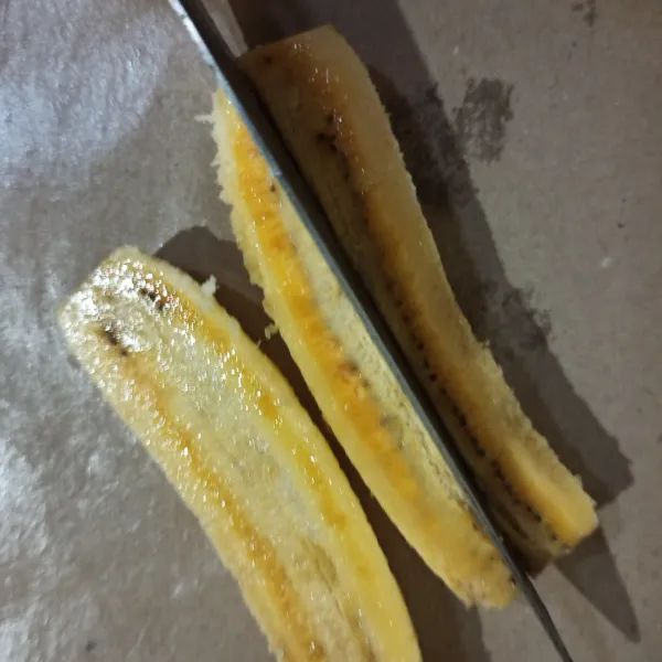 Kupas pisang kemudian belah menjadi 4 bagian