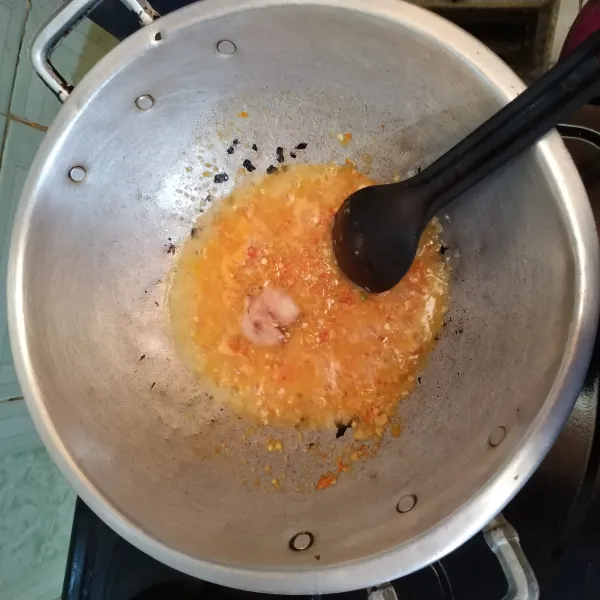 Panaskan minyak goreng secukupnya, tumis bumbu halus sampai harum. Tambahkan jahe.