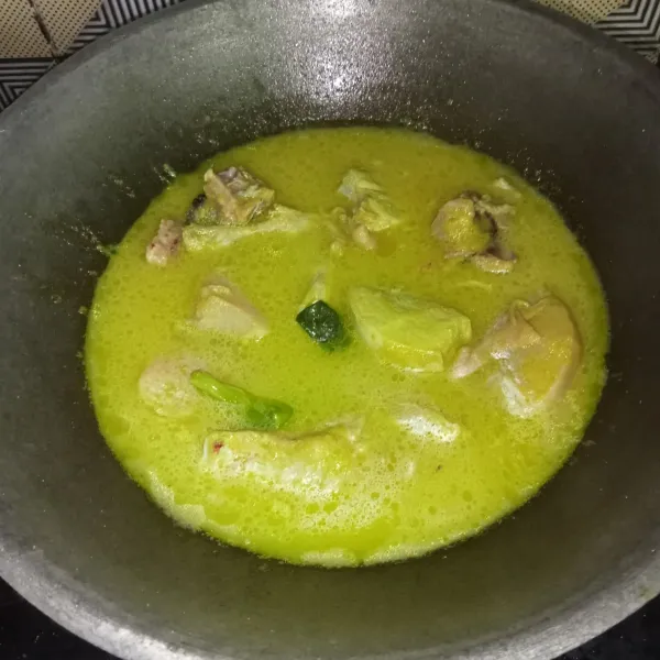 Masukkan air dan masak hingga ayam matang.