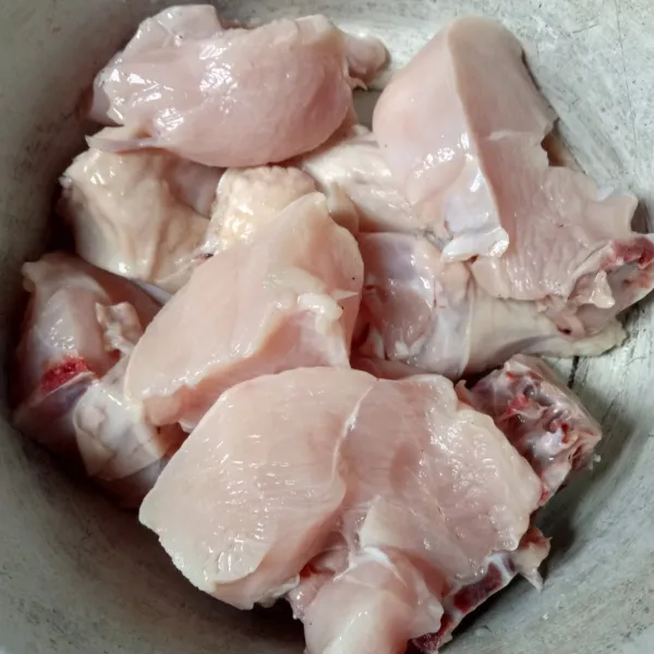 Kucuri ayam dengan air jeruk nipis, diamkan sekitar 10 menit lalu cuci bersih.