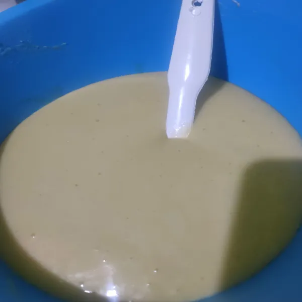 Masukan tepung dan santan bergantian mixer dengan kecepatan rendah sampai adonan habis, lalu masukan mentega cair aduk asal rata. Diamkan adonan selama 1 jam.