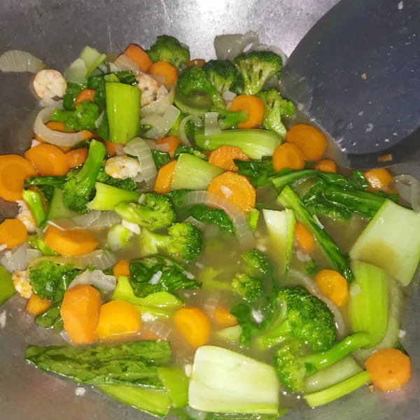 Lalu masukkan brokoli dan pokcoy, aduk rata dan masak hingga pokcoy layu.