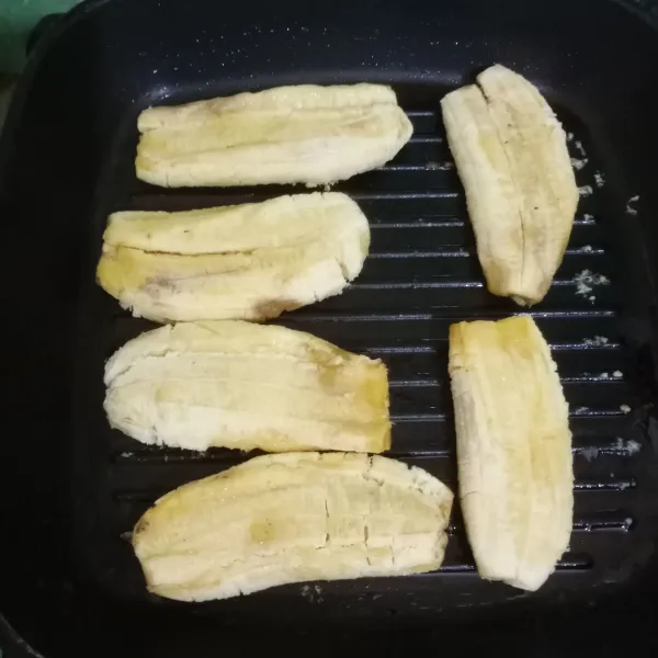Cairkan 1 sdm margarin di teflon, kemudian masukan pisang.