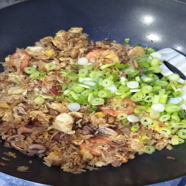 Masukan irisan daun bawang, sambil diaduk sebentar. Angkat.