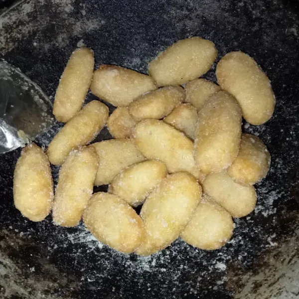 Masukkan adonan singkong yang sudah digoreng, kecilkan api kompor dan aduk-aduk hingga kering, siap disajikan.