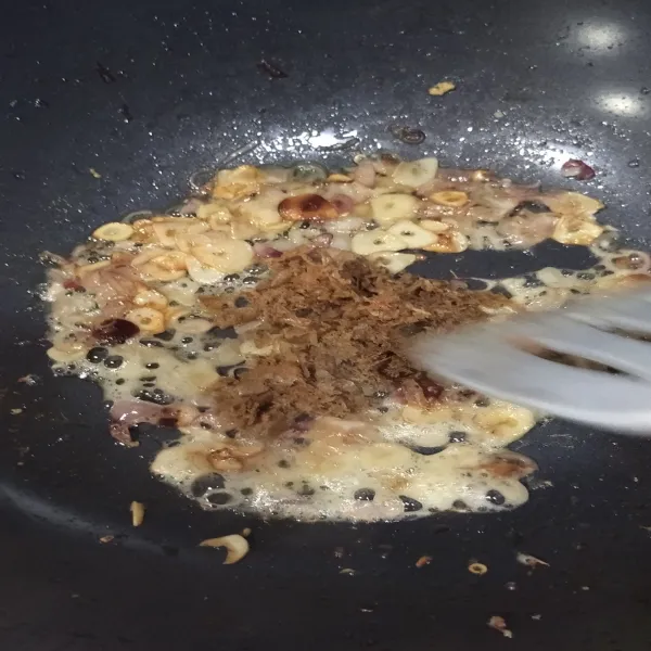 Tumis bumbu halus sampai harum.