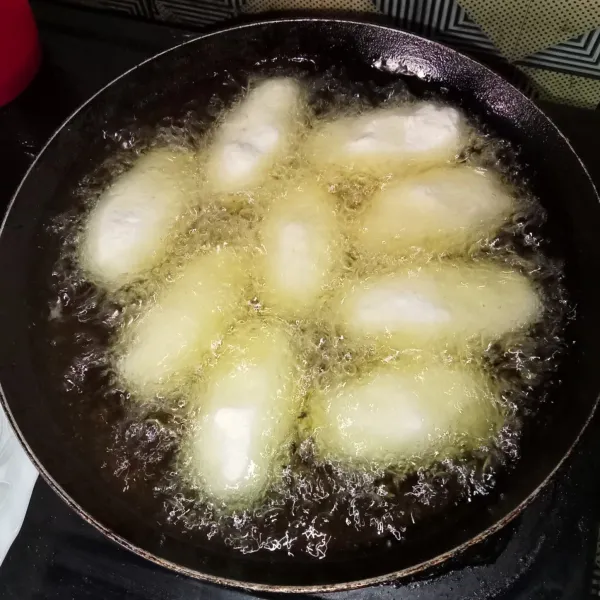 Goreng dengan api sedang hingga matang dan kekuningan, angkat dan tiriskan.