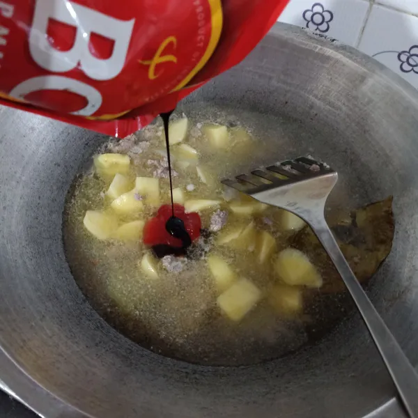 Bumbui saos tomat, kecap manis, saus tiram, gula, garam, kaldu bubuk, lada, dan pala, tunggu sampai kentang empuk.