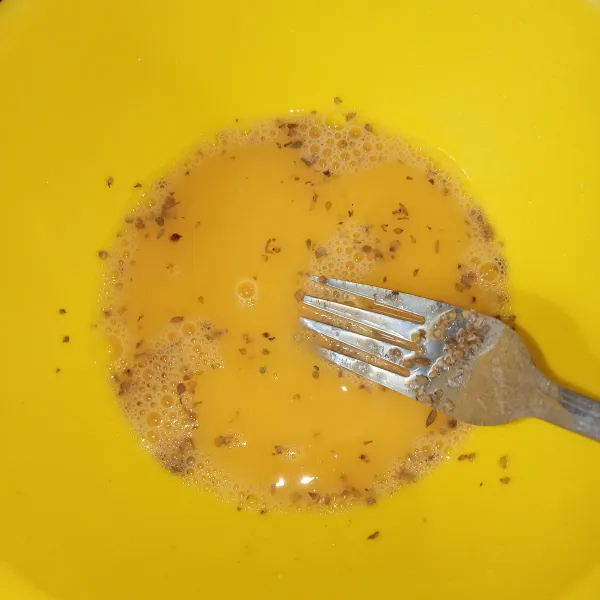 Dalam mangkuk, aduk rata telur, garam, oregano, merica, dan gula.