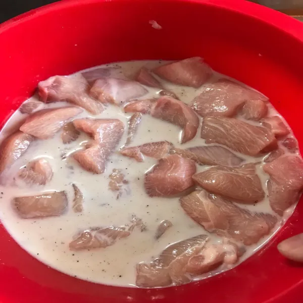 Campur irisan daging fillet ayam dengan bahan marinasi. Diamkan selama kurang lebih 2 jam dan taruh dalam kulkas.