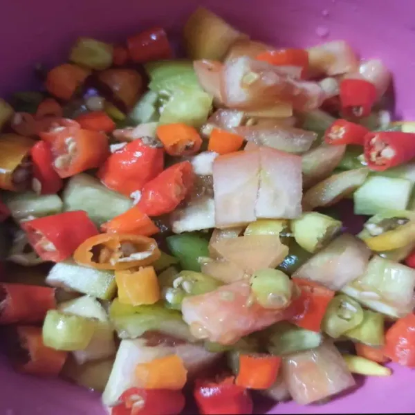 Bersihkan cabai rawit, tomat hijau , tomat merah, dan bawang merah. Lalu, potong kecil-kecil (biji tomatnya dibuang).