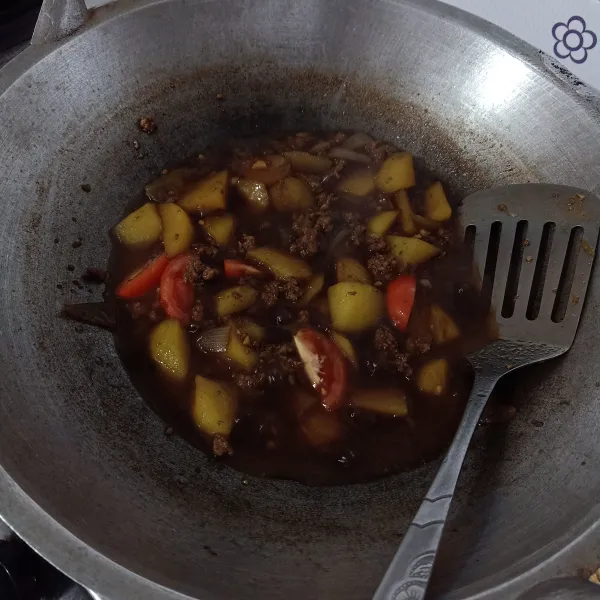 Masukkan tomat, masak sampai matang.