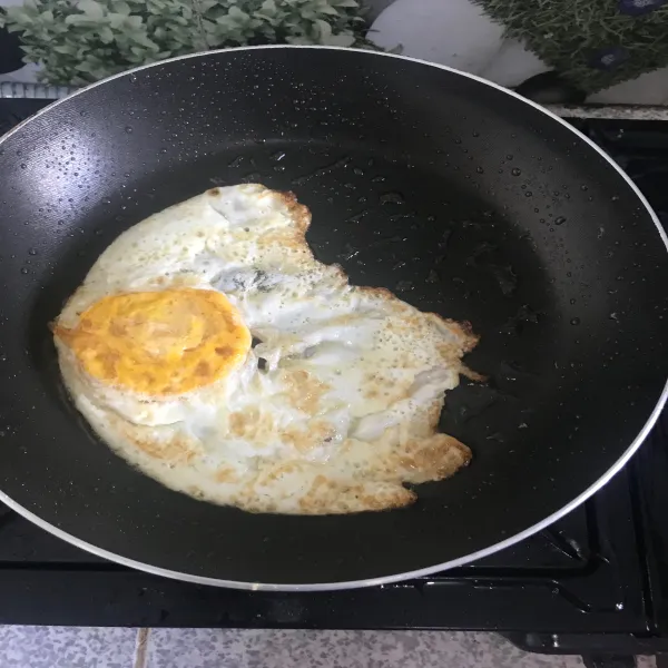 Goreng telur ceplok.