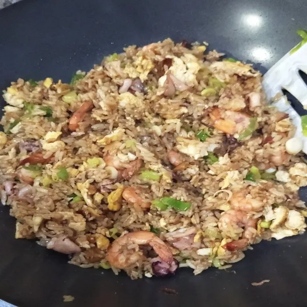 Nasi goreng seafood, siap untuk disajikan.