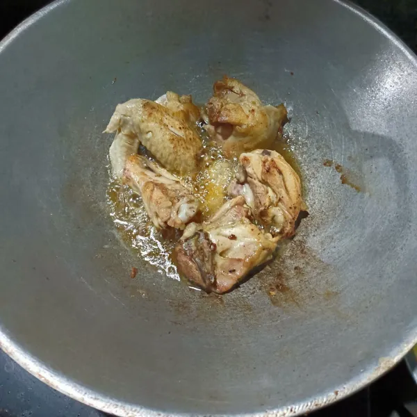 Di panci, rebus secukupnya air dan tambahkan bawang putih halus dan 1 sdm garam. Lalu, masukkan ayam dan rebus sampai empuk. Kemudian dinginkan dan goreng sebentar (jangan terlalu kering).