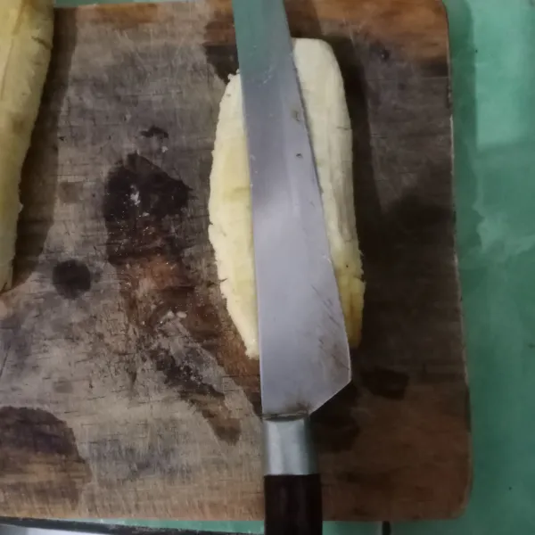 Pipihkan pisang dengan cara di tekan menggunakan pisau.