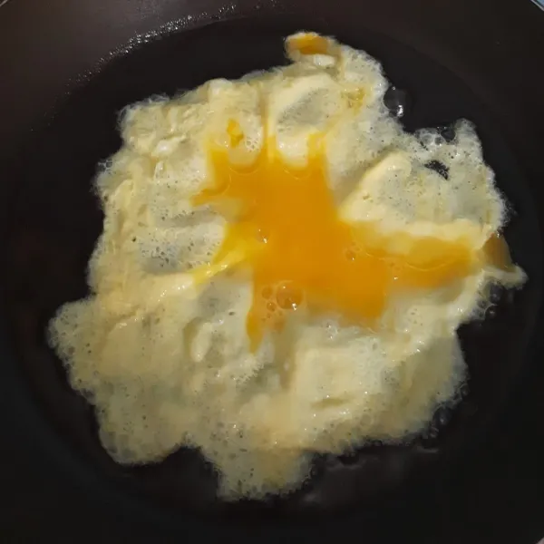Kocok telur dengan garam dan lada, goreng tipis saja. Potong tiap bagian menjadi 2.