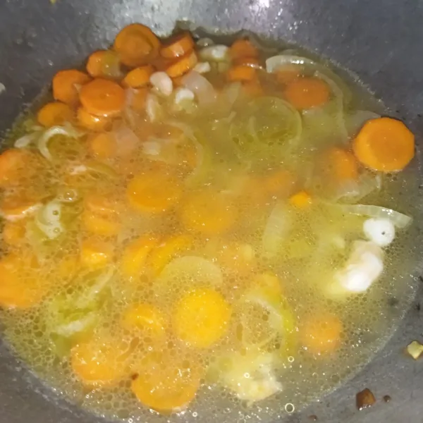 Lalu masukkan wortel dan air kaldu udang sekitar 300 ml, dan masak hingga wortel setengah matang.