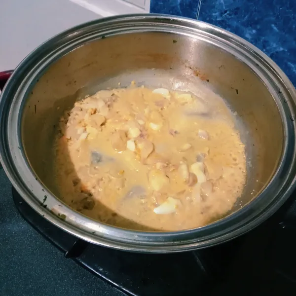 Kemudian masukkan telur rebus yg sudah dihancurkan. Beri 5 sdm kaldu ayam bone broth. Beri garam, merica bubuk dan gula pasir. Aduk rata, cicipi rasanya. Setelah matang, matikan api, segera angkat.