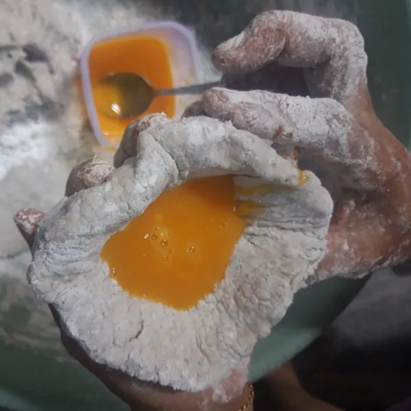 Bentuk bulat kemudian pipihkan, isi dengan telur. Bebas telur dikocok dulu atau masukkan 1 telur utuh.