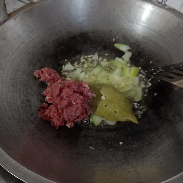 Masukkan daging sapi, tumis sampai berubah warna.