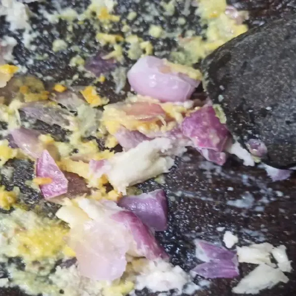 Haluskan bumbu halus.