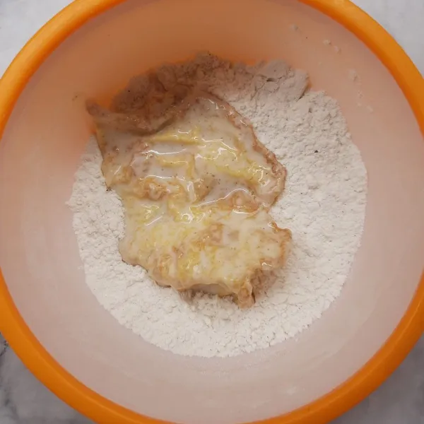 Di wadah yang lain ambil secukupnya tepung untuk adonan kering. Lalu, gulingkan telur yang sudah dilumuri adonan basah ke adonan kering. Cubit-cubit agar permukaanya keriting.