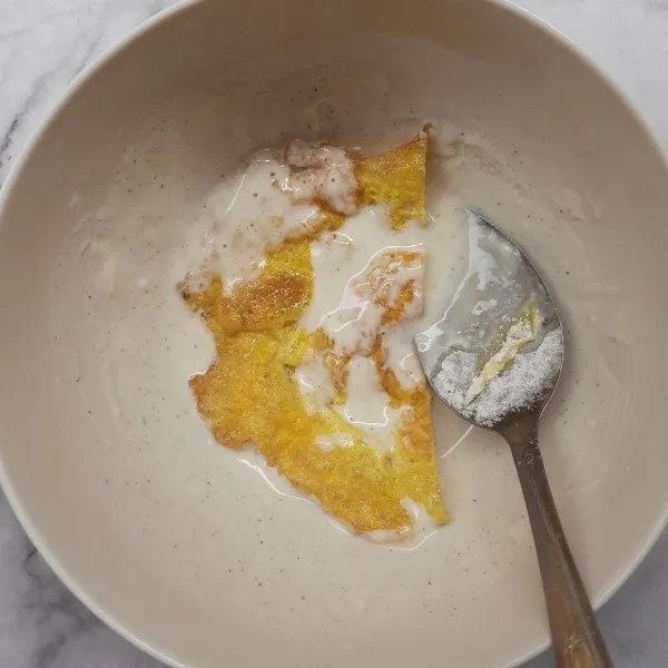 Ambil 2 sdm tepung, beri air secukupnya. Balurkan telur ke adonan basah.