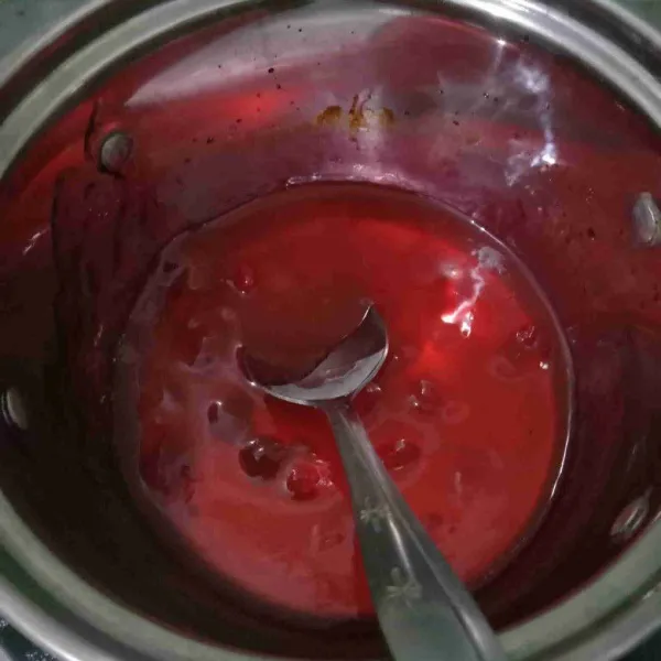 Rebus air buah cery bersama gula, selai strowbery dan maizena hingga mengental dan mendidih, sisihkan.