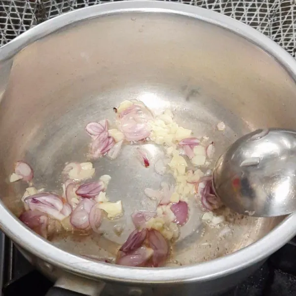 Tumis bawang merah dan putih hingga wangi.