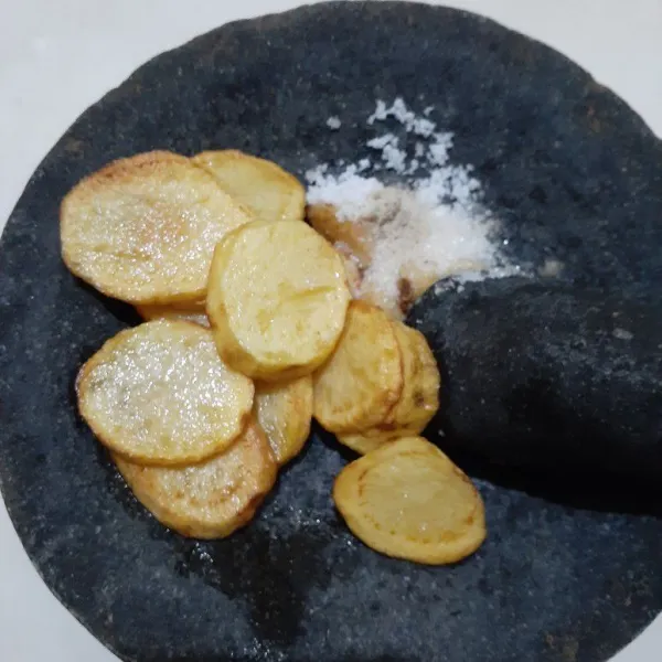Selagi masih panas, haluskan kentang beserta garam, gula dan lada bubuk secukupnya.