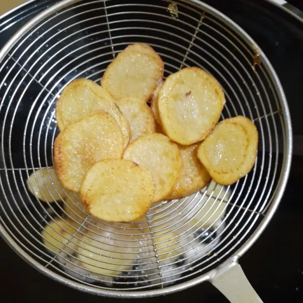 Goreng irisan kentang terlebih dahulu. Lalu tiriskan.