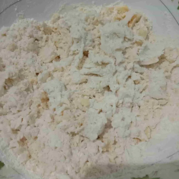 Kulit Pastel : campur tepung terigu dengan margarin, beri air uleni hingga bisa dibentuk.