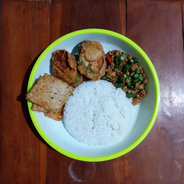 Sajikan bersama nasi hangat dengan tambahan tempe goreng tepung.