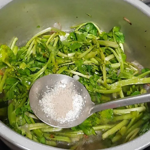 Tambahkan garam, gula, dan merica. Kemudian, aduk rata.