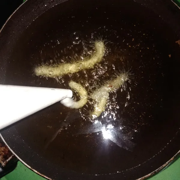 Siapkan minyak goreng, lalu semprotkan adonan ke dalam minyak goreng. Masak hingga tahu kering dan matang.