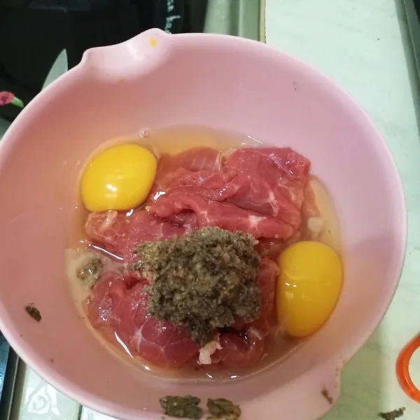 Campurkan bumbu halus ke dalam daging dan tambahkan telur. Remas-remas sampai tercampur rata.