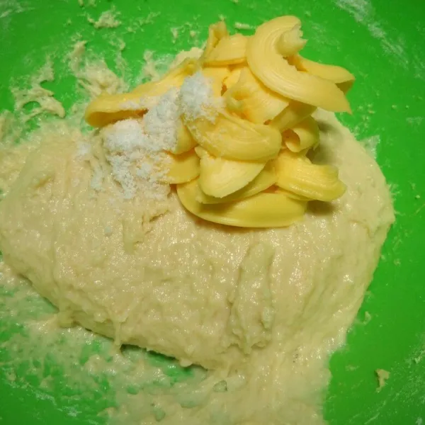 Tambahkan margarin dan garam, uleni hingga kalis elastis.