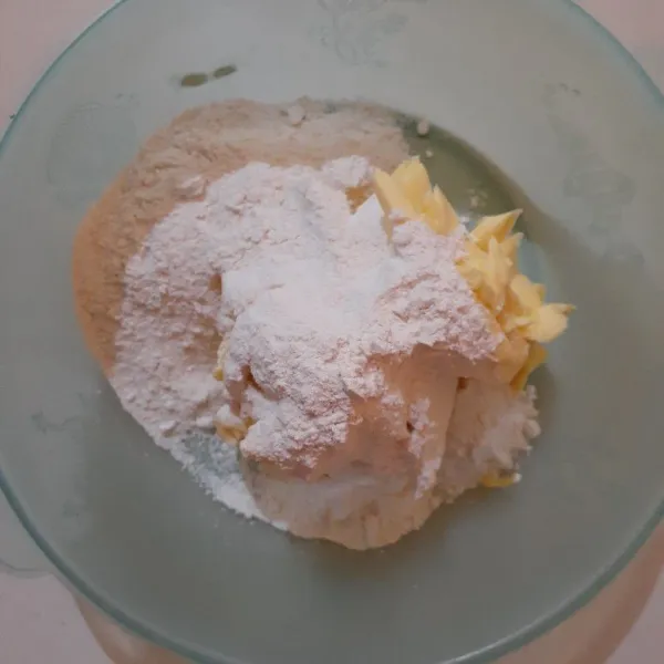 Dalam wadah, masukkan gula halus, margarin dan mentega. Mixer selama 2 menit saja, asal merata.