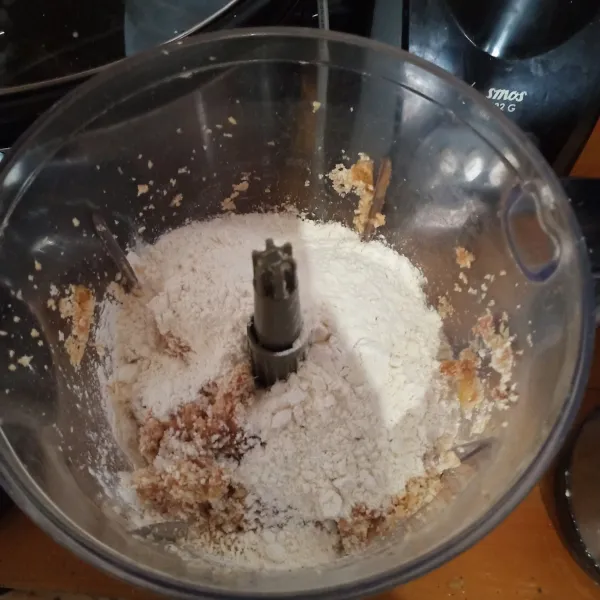 Kemudian masukkan tepung panir dan tapioka.