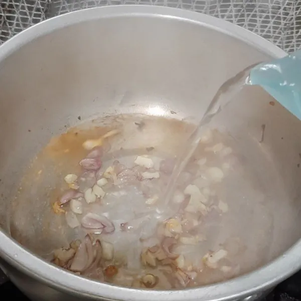 Lalu tambahkan air dan tunggu mendidih.