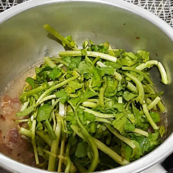 Kemudian, masukkan selada air.