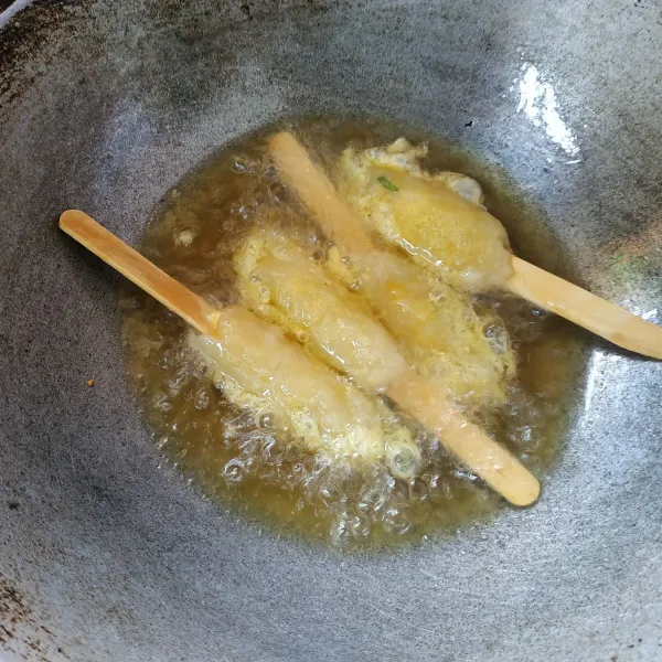 Panaskan minyak goreng secukupnya, kocok lepas telur dan garam, masukkan sempol kedalam telur kemudian goreng hingga matang.