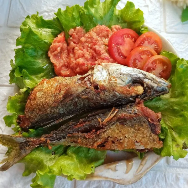 Tata sambal Manokwari diatas ikan langsung atau disamping ikan. Sajikan.