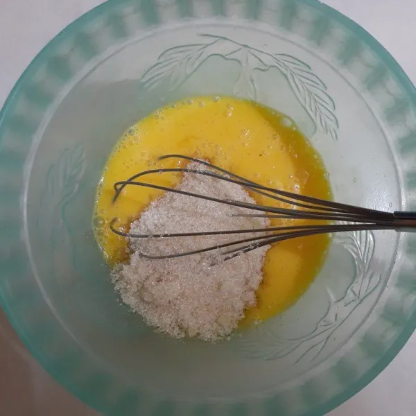 Siapkan wadah, masukkan telur dan gula pasir, kocok sampai merata dan berbuih.