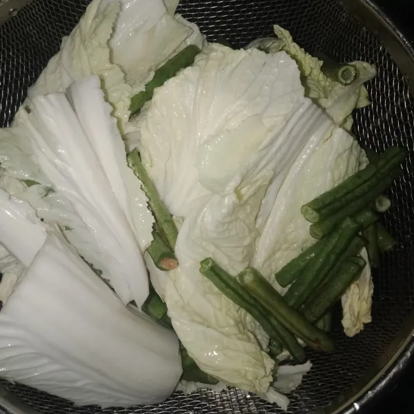 Siapkan sayuran, potong-potong dan cuci bersih.
