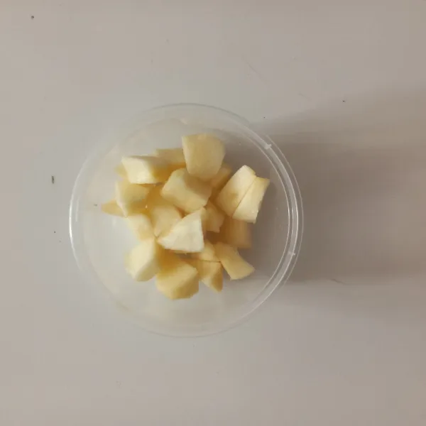 Siapkan apel kupas kulitnya dan masukan dalam wadah secara merata.